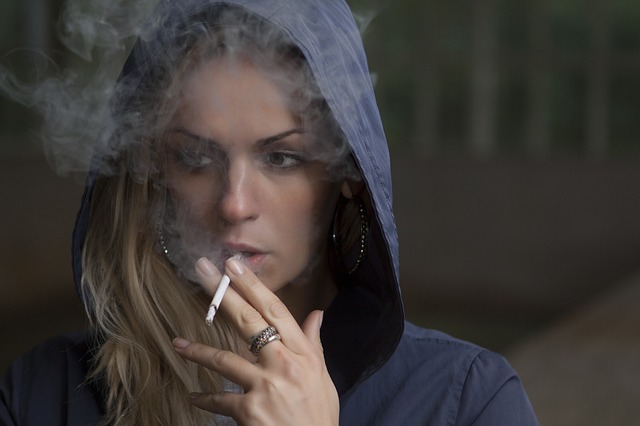 kouřící žena